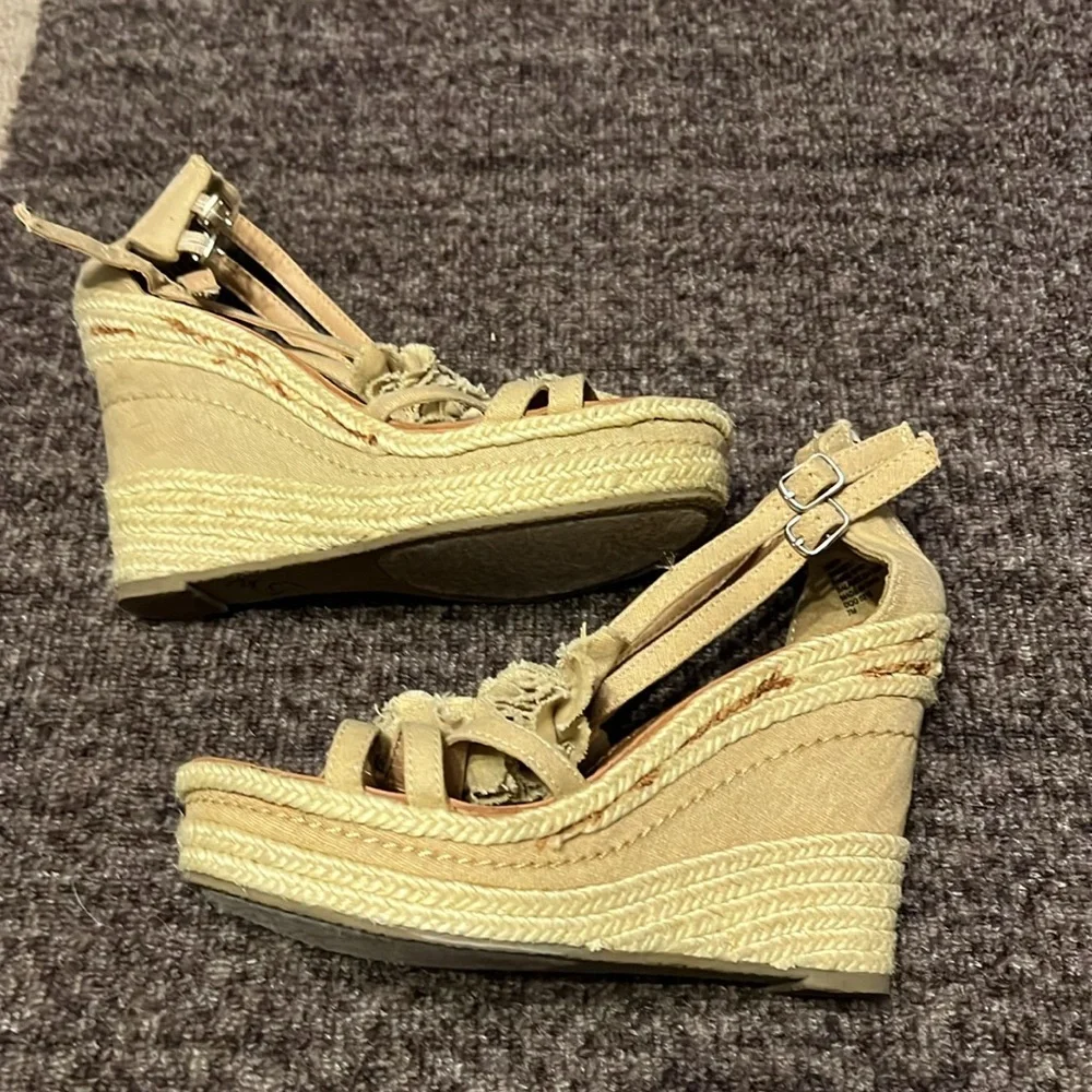Nine West Sugareel Size 7 wedges camel colored